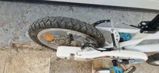 Bicicleta infantil blanca