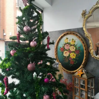 Árbol de Navidad Verde con Adornos Rosas