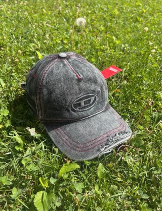 Cappellino Diesel nero con cuciture rosse