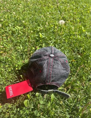 Cappellino Diesel nero con cuciture rosse