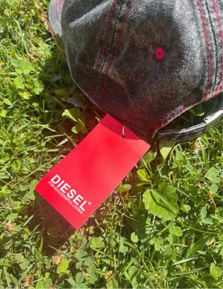 Cappellino Diesel nero con cuciture rosse