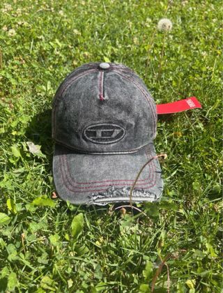 Cappellino Diesel nero con cuciture rosse