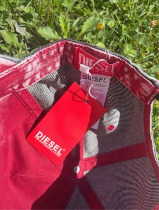 Cappellino Diesel nero con cuciture rosse