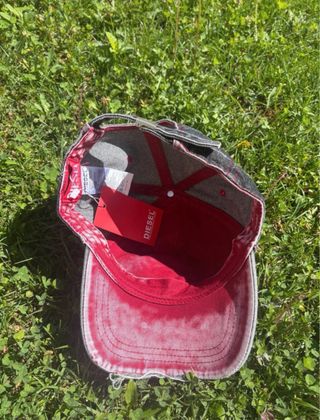 Cappellino Diesel nero con cuciture rosse