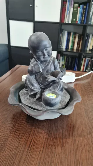 Fuente de Agua Niño Buda  Luminosa.
