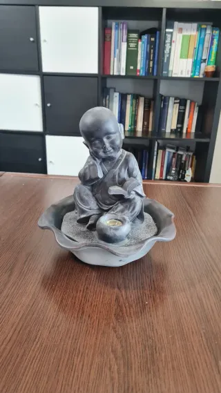 Fuente de Agua Niño Buda  Luminosa.