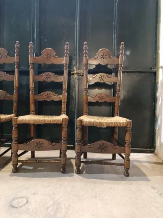Juego de 4 sillas antiguas de madera