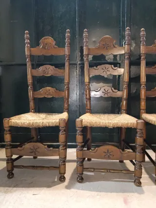 Juego de 4 sillas antiguas de madera