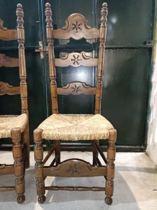 Juego de 4 sillas antiguas de madera