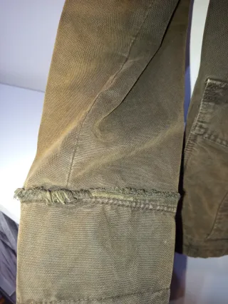 Chaqueta estilo militar marrón verdosa.