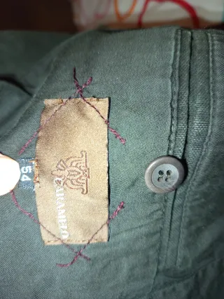 Chaqueta estilo militar marrón verdosa.