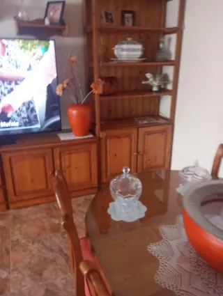 Mueble rústico, mesa y 4 sillas