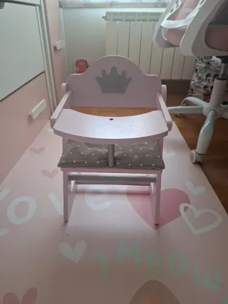 Sillita de madera para muñecas con corona
