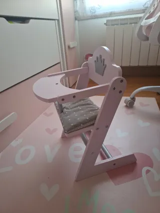 Sillita de madera para muñecas con corona