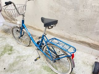 Bicicleta azul con cesta y portabultos
