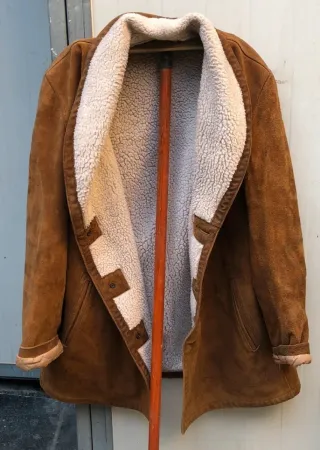 Abrigo de ante marrón con forro vintage.