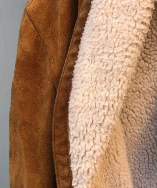 Abrigo de ante marrón con forro vintage.