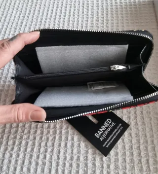 Cartera Banned Alternative Flores y Calaveras