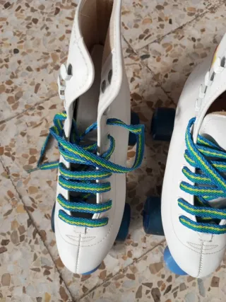 Pattini a rotelle bianchi