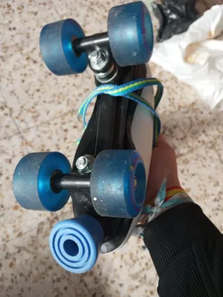 Pattini a rotelle bianchi