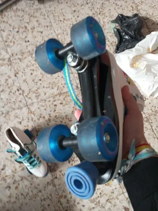 Pattini a rotelle bianchi