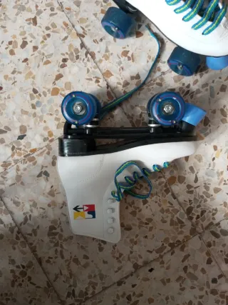 Pattini a rotelle bianchi