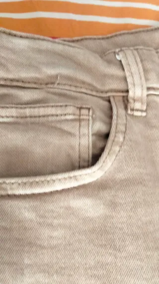 Pantalón vaquero hombre beige
