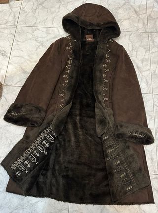 Abrigo largo marrón con capucha y detalles