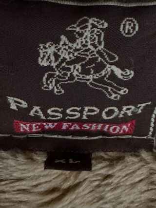 Abrigo largo marrón con capucha y detalles