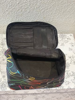Neceser negro con estampado multicolor