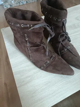 Botín marrón con cordones