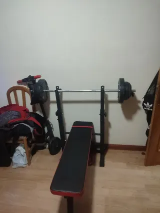 Press de banca con barra y discos