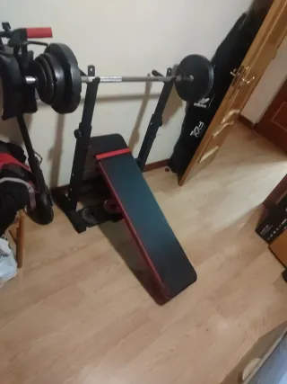 Press de banca con barra y discos