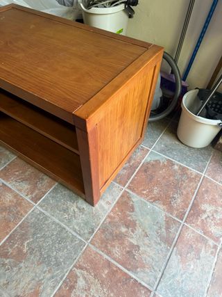 Mesa TV y equipo audio madera
