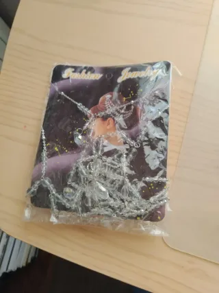 Tocado plateado con pedrería