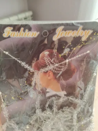 Tocado plateado con pedrería