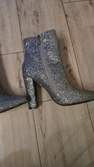 Botines plateados brillantes