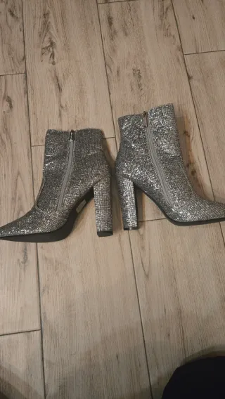 Botines plateados brillantes