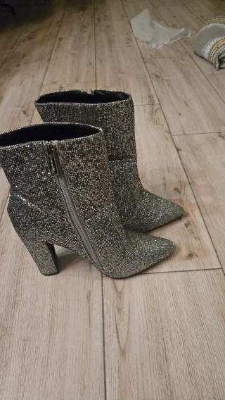 Botines plateados brillantes