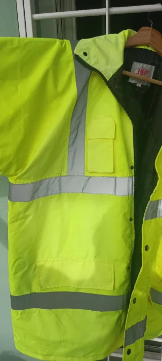 Impermeable fluor JSP amarillo