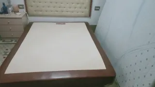 Cama con cabecero tapizado