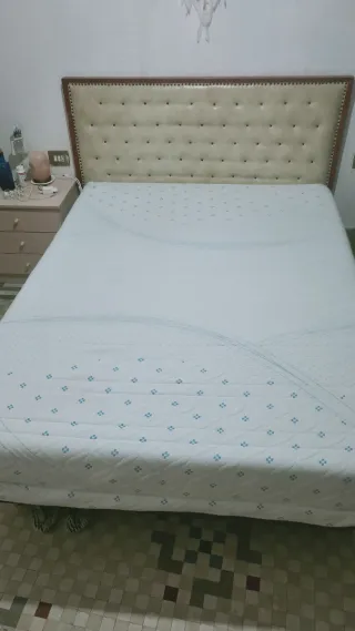 Cama con cabecero tapizado