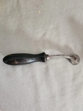 Herramientas antiguas para marcar tela y cuero