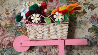 Carriola decorativa con fiori uncinetto