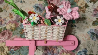 Carriola decorativa con fiori uncinetto