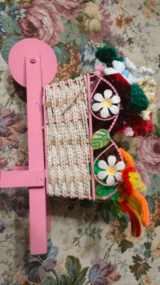 Carriola decorativa con fiori uncinetto