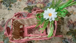 Carriola decorativa con fiori uncinetto