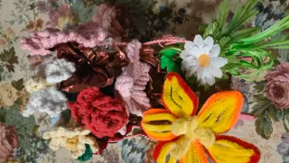 Carriola decorativa con fiori uncinetto