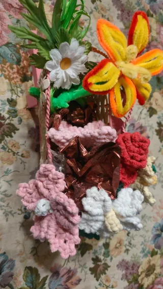 Carriola decorativa con fiori uncinetto