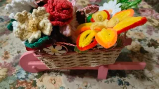 Carriola decorativa con fiori uncinetto